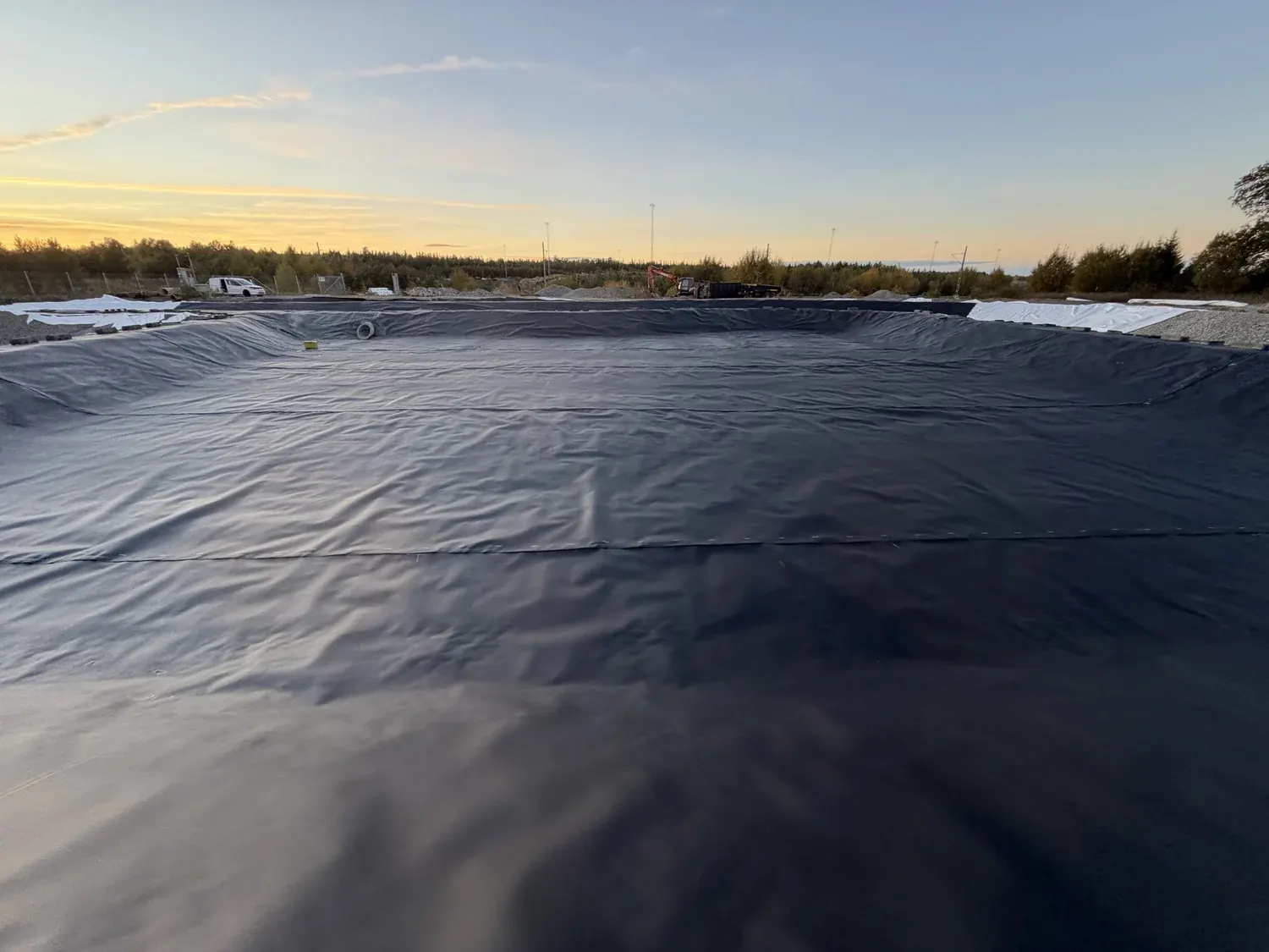 Damm tätad med geomembran