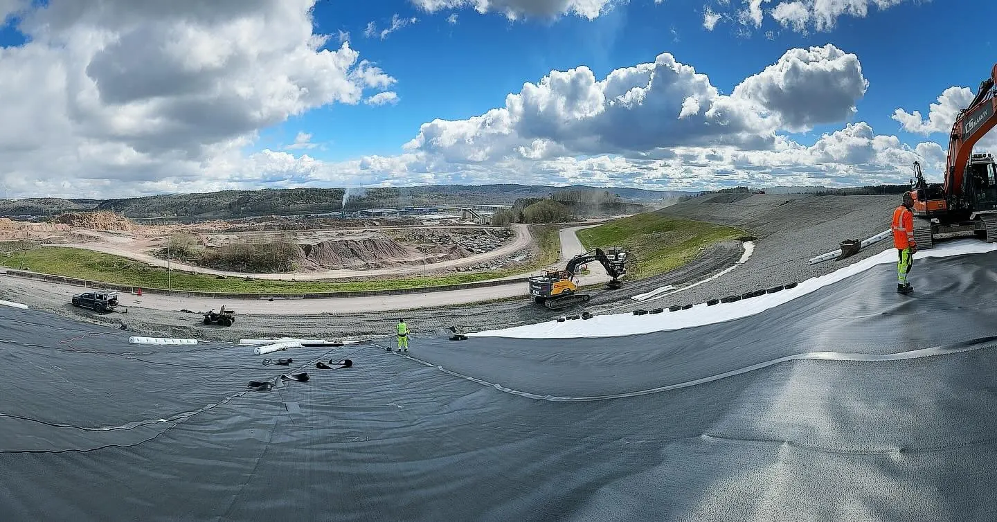 Installation av geomembran vid en sluttäckning med grävmaskin