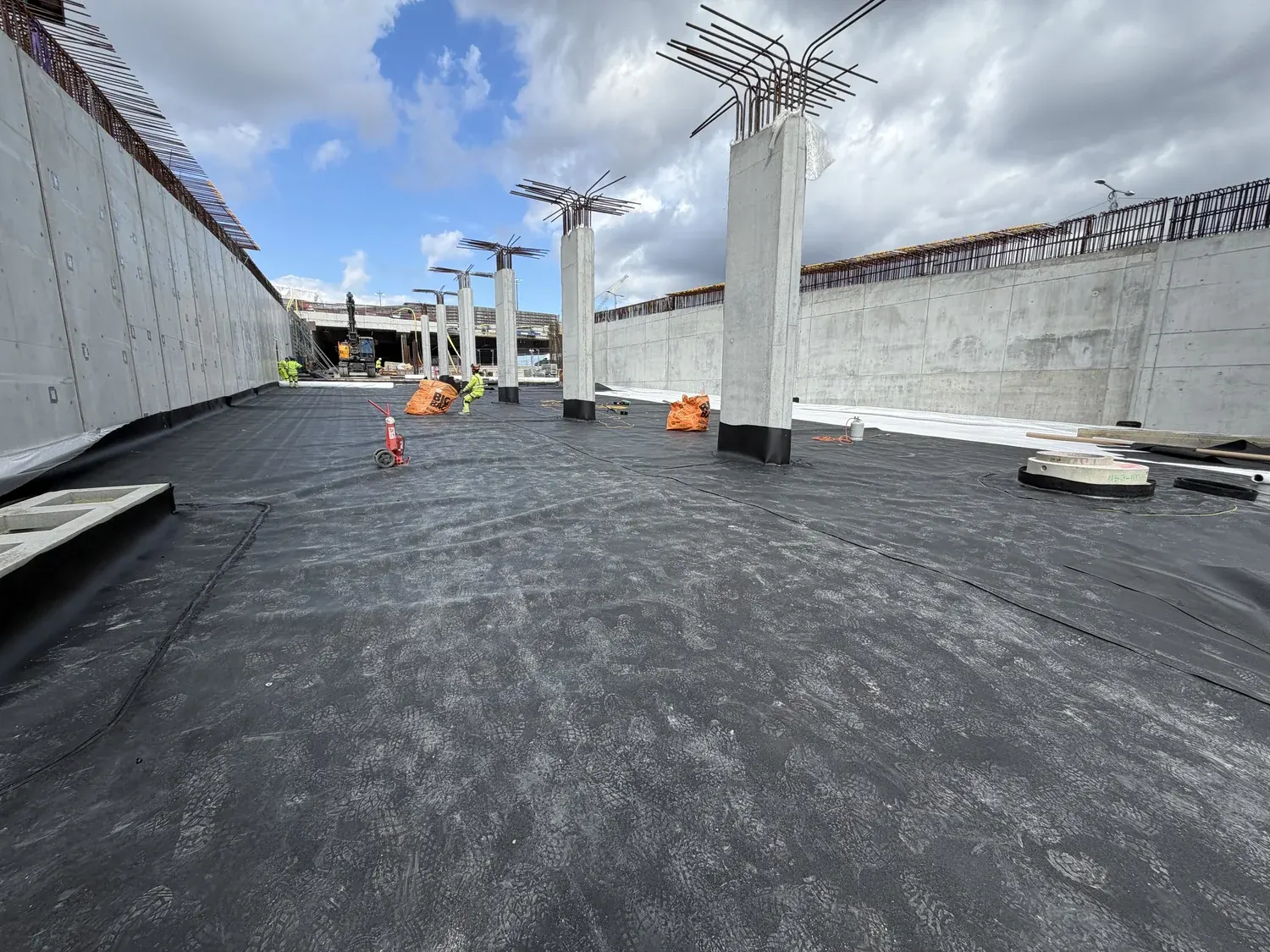 Geomembran av HDPE svetsat på en betongkonstruktion