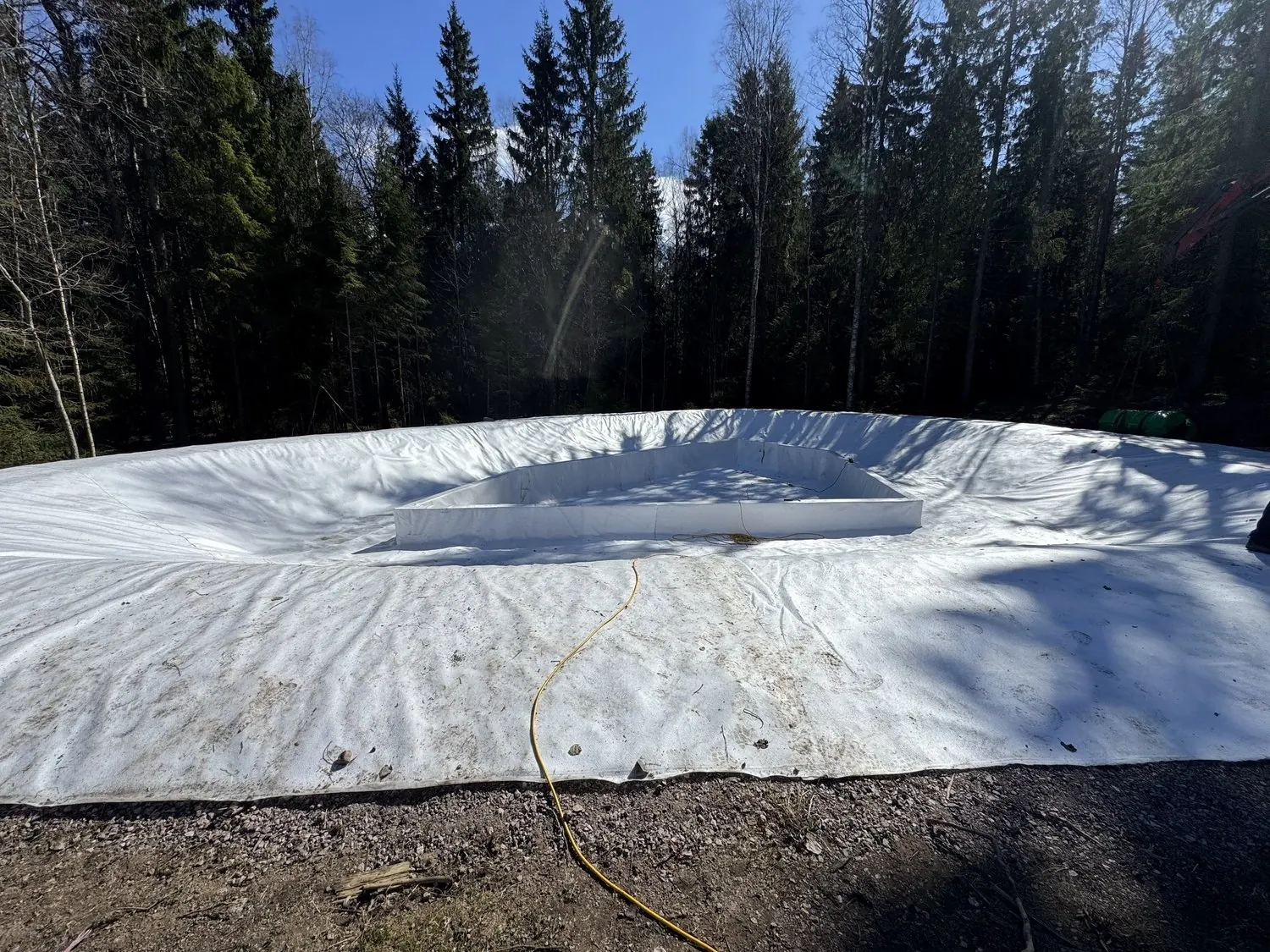 Skyddsgeotextil utlagd i en damm innan tätskikt