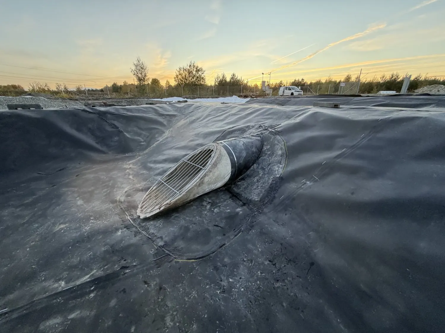 Detaljanslutning av geomembran kring ett utloppsrör